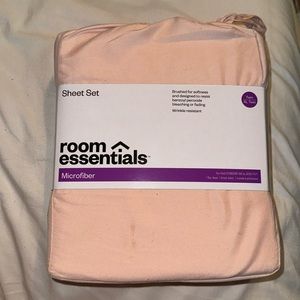 Room Essentials Microfiber Sheet Set. NWT